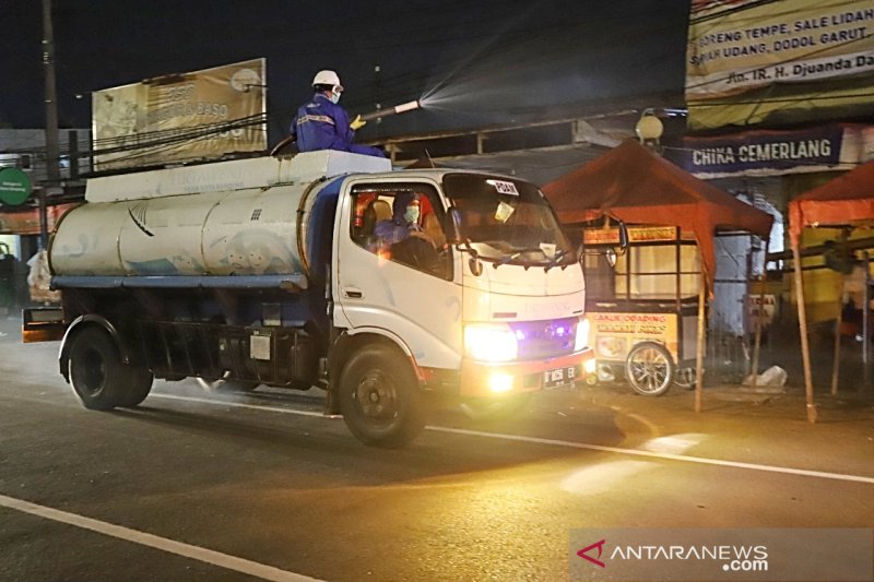 PDAM Bandung semprotkan 30.000 liter disinfektan di jalan protokol setiap malam