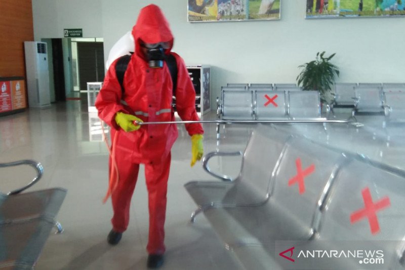 Pemkot-PMI semprot antikuman di Bandara Palu cegah penyebaran corona