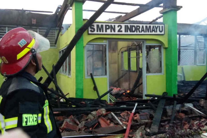 Tujuh ruangan SMP 2 Indramayu hangus terbakar