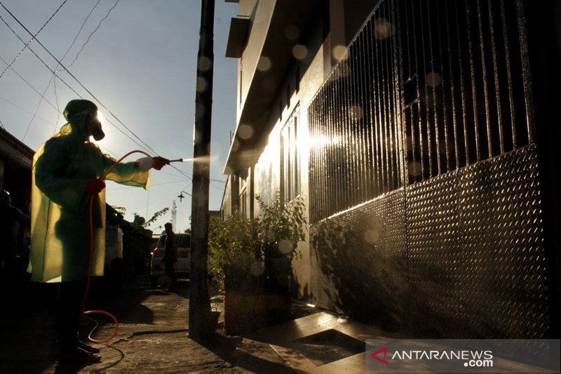 Penyemprotan disinfektan untuk mengantisipasi penyebaran virus COVID-19