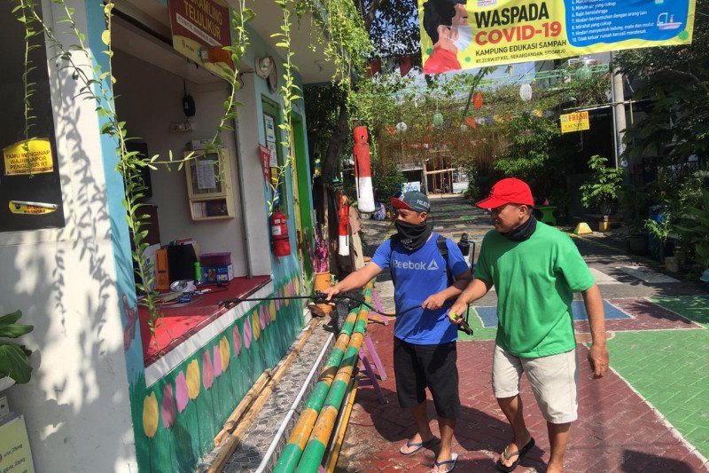 Warga ini secara swadaya semprotkan cairan disinfektan antisipasi COVID-19