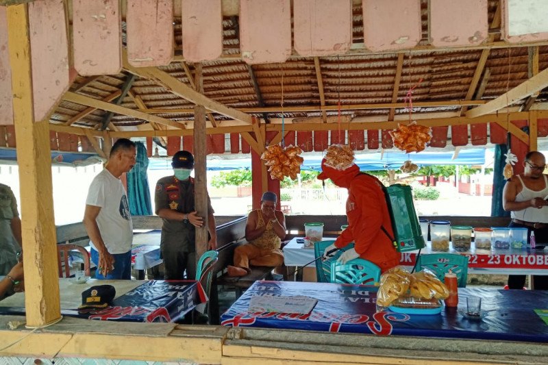 Padang Pariaman semprotkan 1.000 liter disinfektan ke fasilitas umum cegah COVID-19