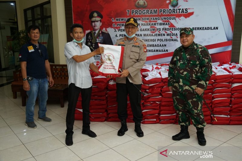 1.000 paket beras bantuan Presiden didistribusikan Polres Metro Bekasi
