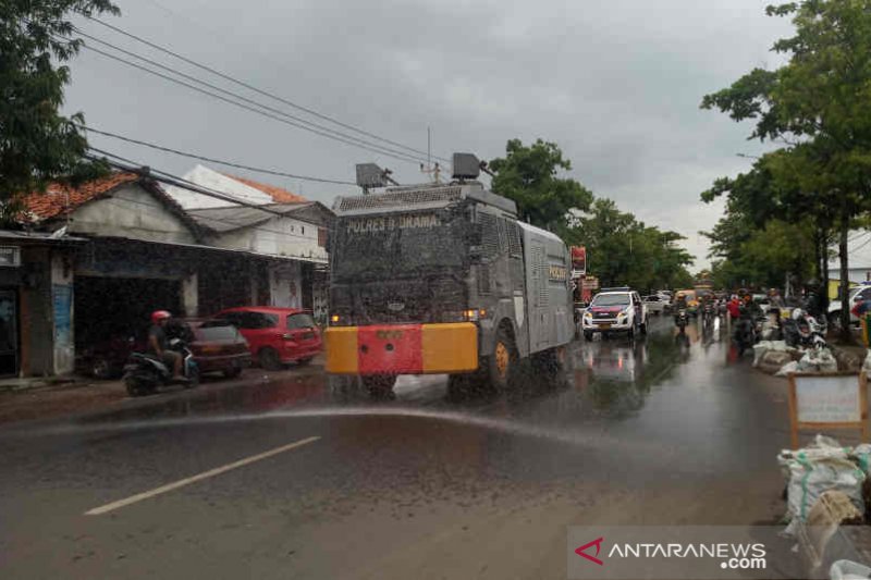 Pemkab Indramayu intensif semprotkan disinfektan cegah virus corona