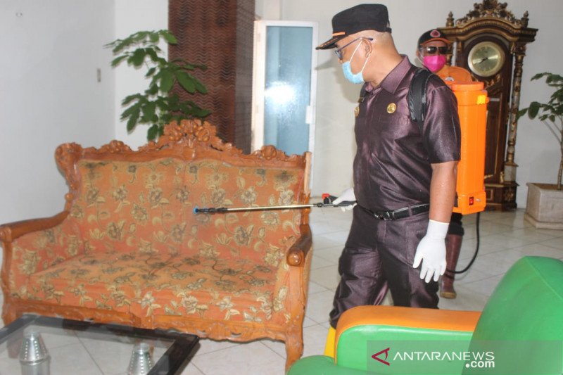 Pemkab Pasaman Barat semprotkan 33 ribu liter disinfektan ke fasum antisipasi COVID-19 (Video)