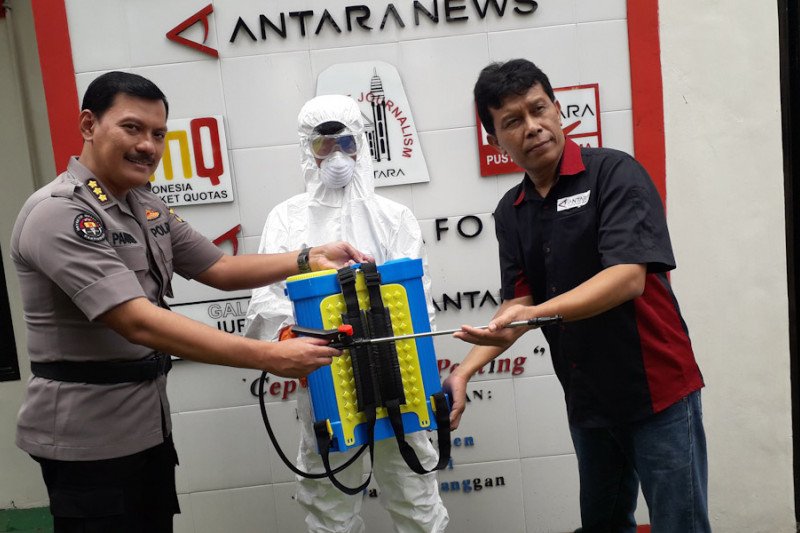 Polda Lampung serahkan alat penyemprotan disinfektan dan APD ke LKBN ANTARA