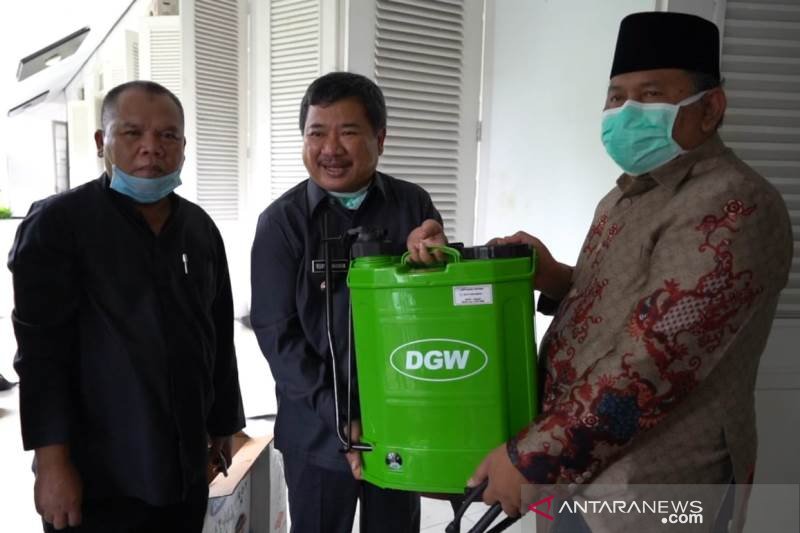 Alat semprot disinfektan untuk 500 masjid  dibagikan Pemkab Garut