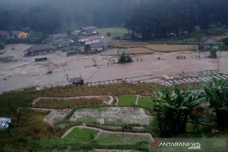 Gubernur Ridwan Kamil tinjau lokasi banjir di Kabupaten Bandung