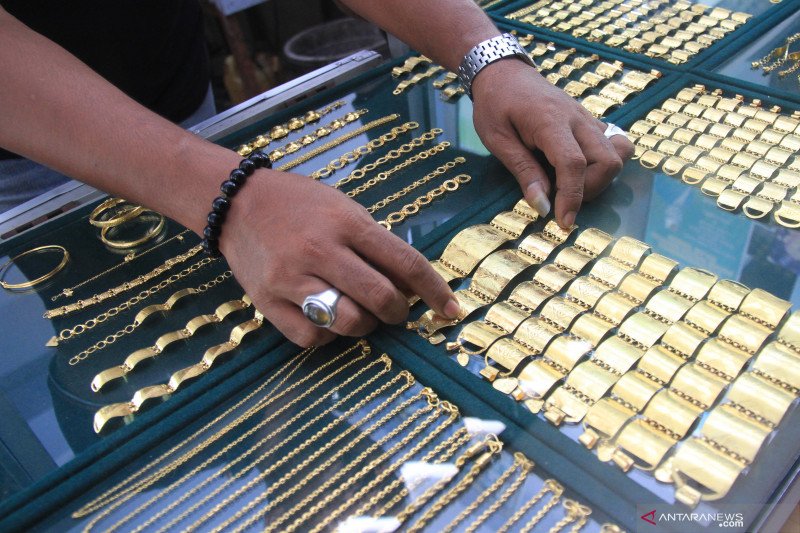 Harga emas berjangka jatuh akibat aksi ambil untung