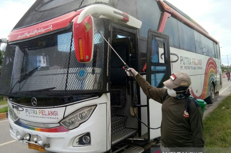 PENYEMPROTAN CAIRAN DESINFEKTAN PINTU MASUK KOTA PADANG