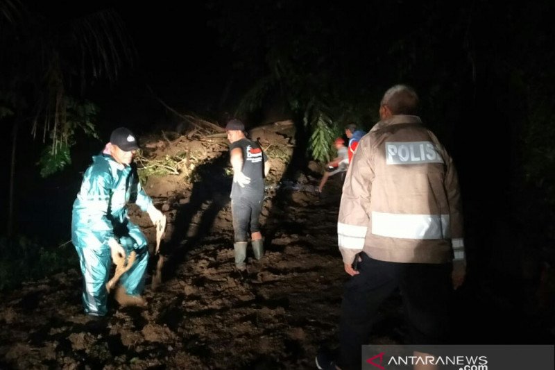 Jalur penghubung antarkabupaten Cianjur dan Bandung putus akibat longsor