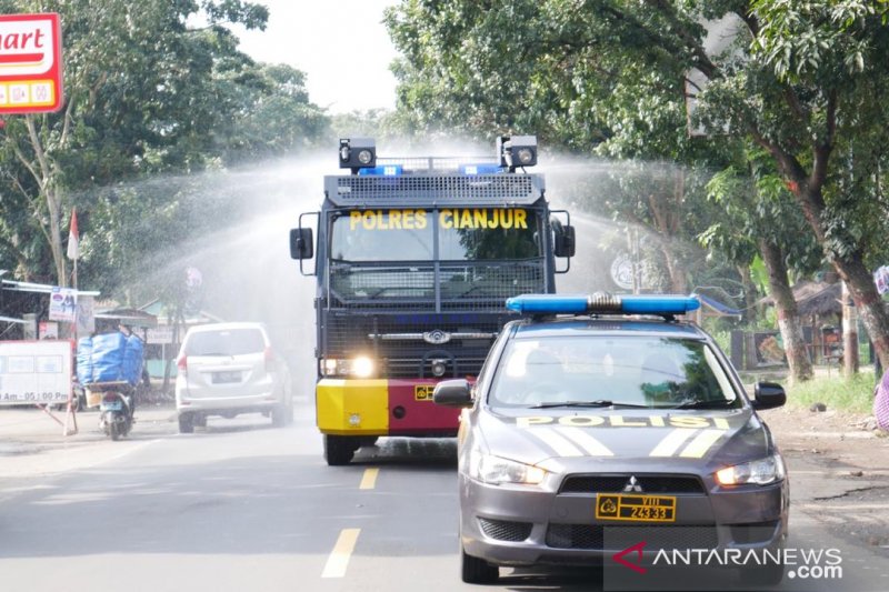 Forkopimda semprotkan disinfektan di wilayah Cianjur