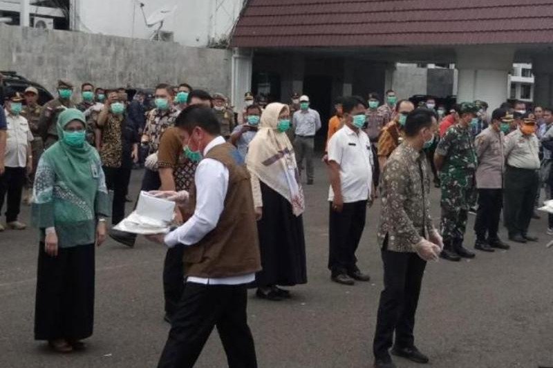 Gubernur Sumsel serahkan APD untuk tenaga medis