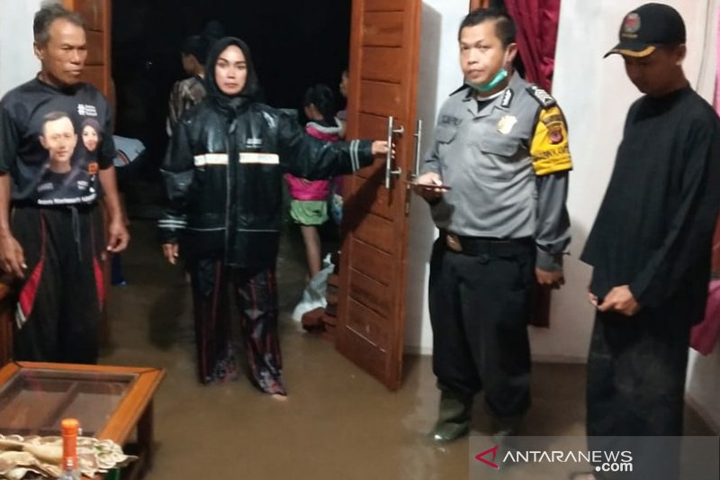 Dua rumah tergerus banjir, kata BPBD Garut