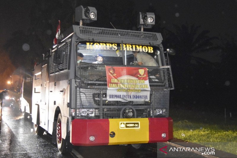 Polres Bogor kerahkan mobil water canon semprotkan disinfektan cegah COVID-19