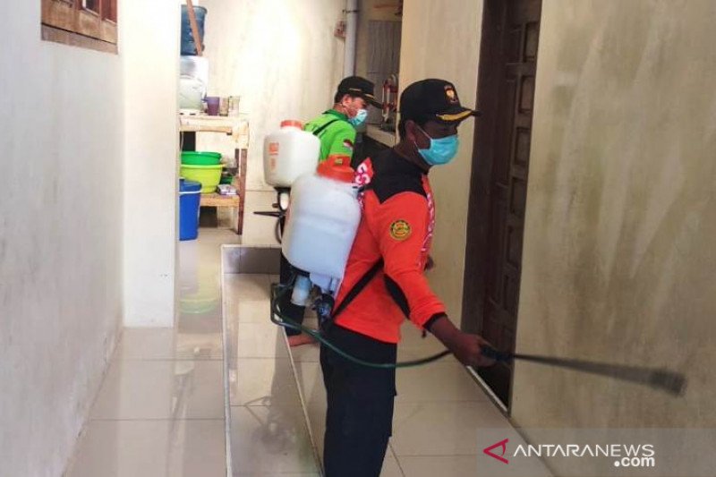LDII Agam semprotkan disinfektan di masjid cegah COVID-19