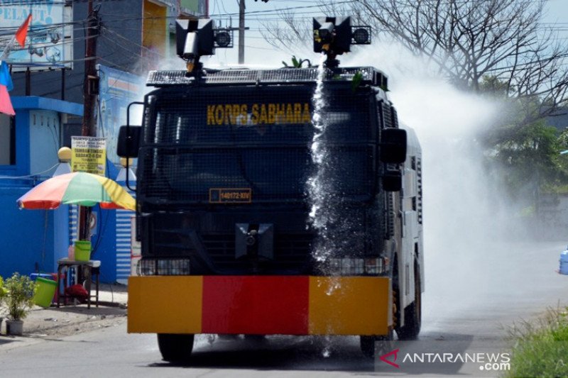 Penyemprotan disinfektan dengan menggunakan kendaraan water canon