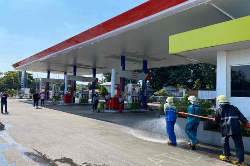 Pertamina gandeng Damkar semprot disinfektan 151 SPBU di Pantura Jabar