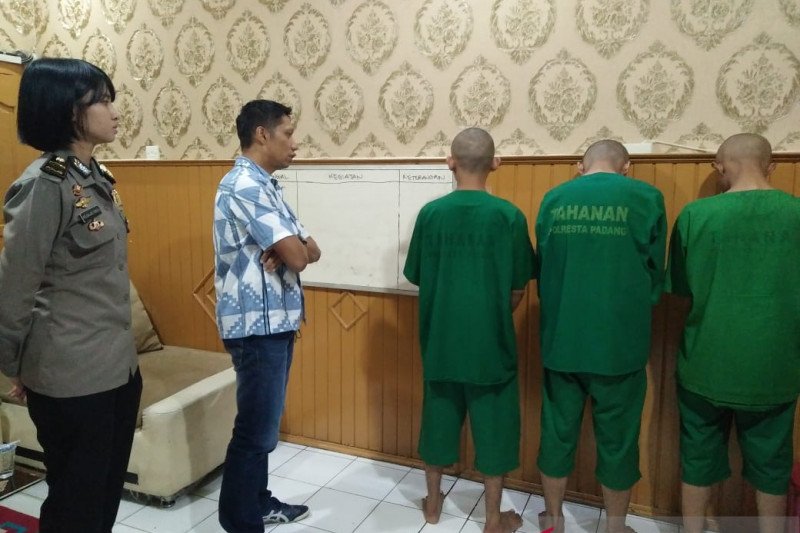 Polisi tetapkan tiga tersangka dari peristiwa penggerebekan belasan remaja di kamar hotel