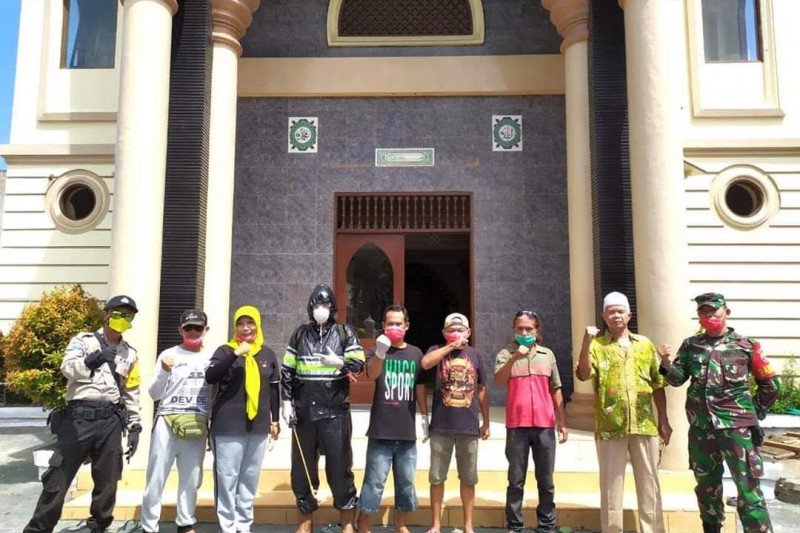 Fraksi PDIP Mataram gotong royong penyemprotan disinfektan