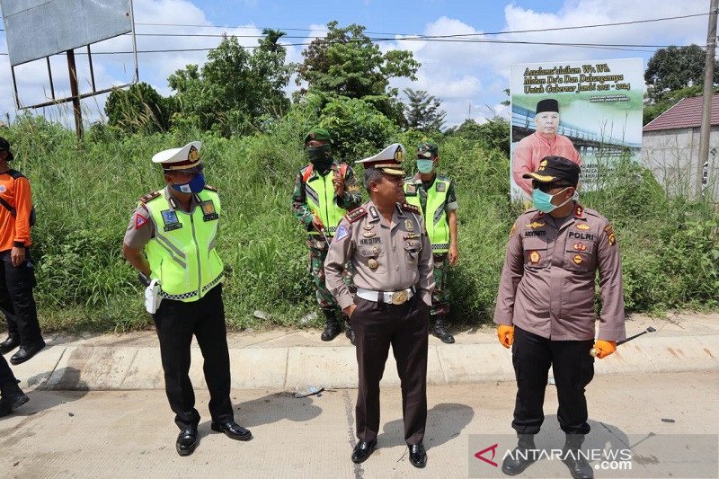 Polres Muarojambi periksa semua kendaraan masuk cegah penyebaran COVID-19