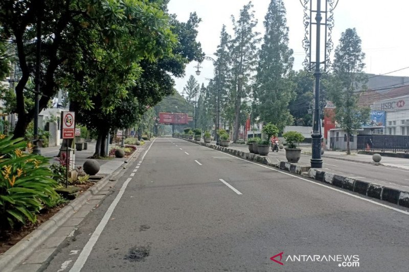 Ditutup sementara sejumlah jalan raya di Kota Bandung oleh polisi