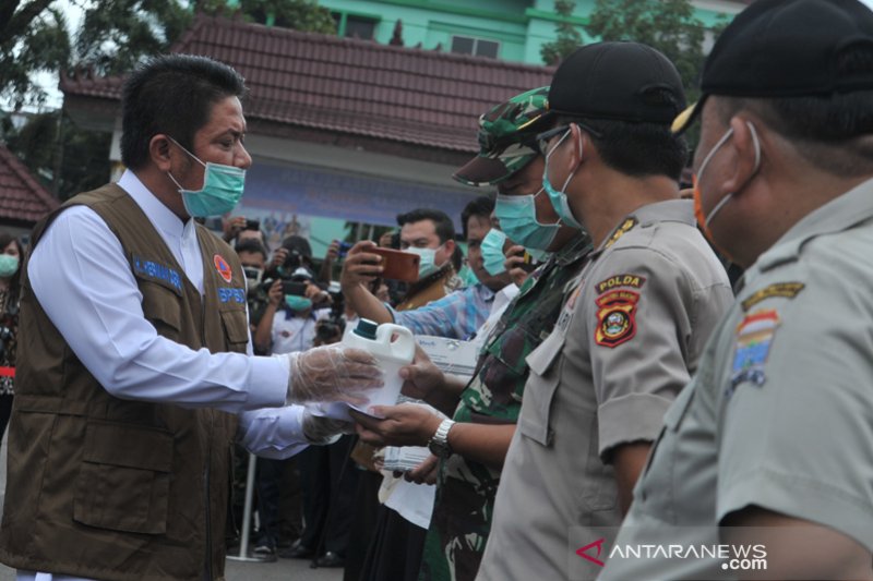 Pemprov serahkan bantuan penanganan COVID-19