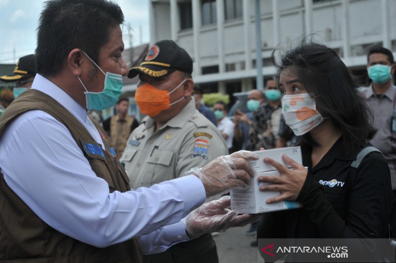 Pemprov serahkan bantuan penanganan COVID-19