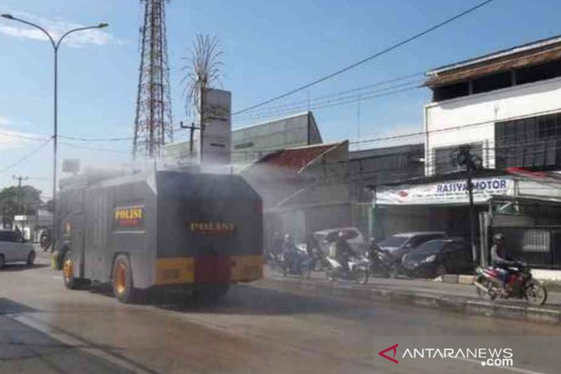 Jalan protokol di Bekasi disemprot 12.000 liter disinfektan