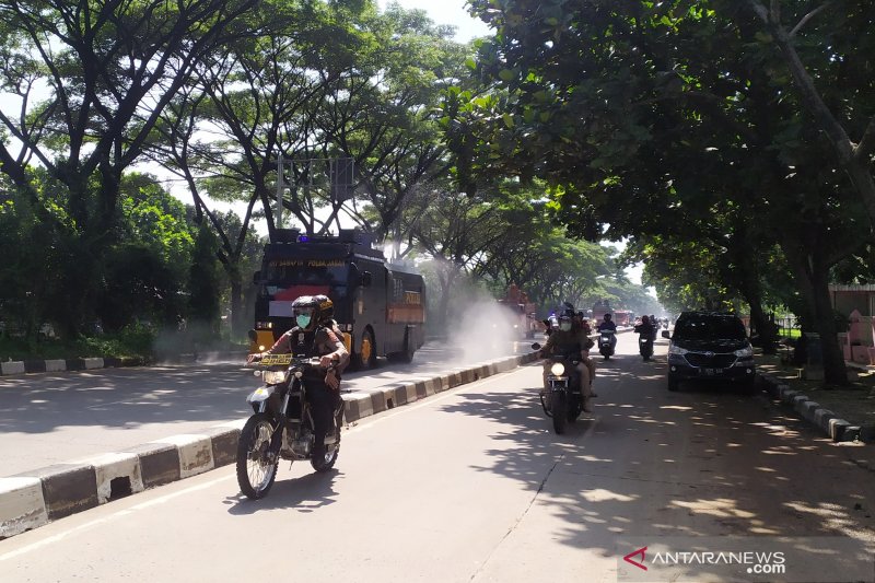 Polisi semprotkan disinfektan ke 754 lokasi secara serentak di Jawa Barat