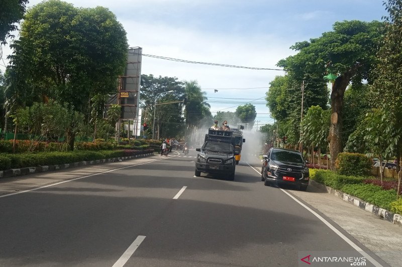 Polres Agam semprot 41 ribu liter cairan disinfektan cegah COVID-19 (Video)