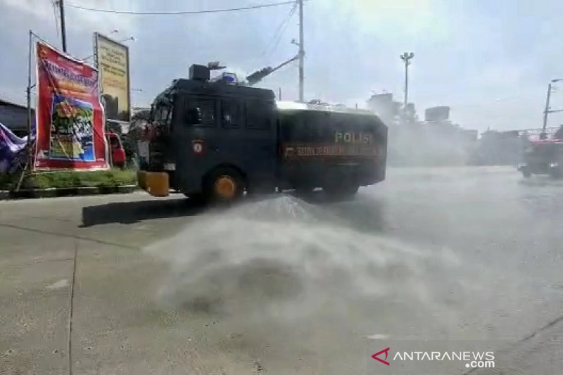 Polrestabes Bandung semprotkan disinfektan di 30 lokasi rawan