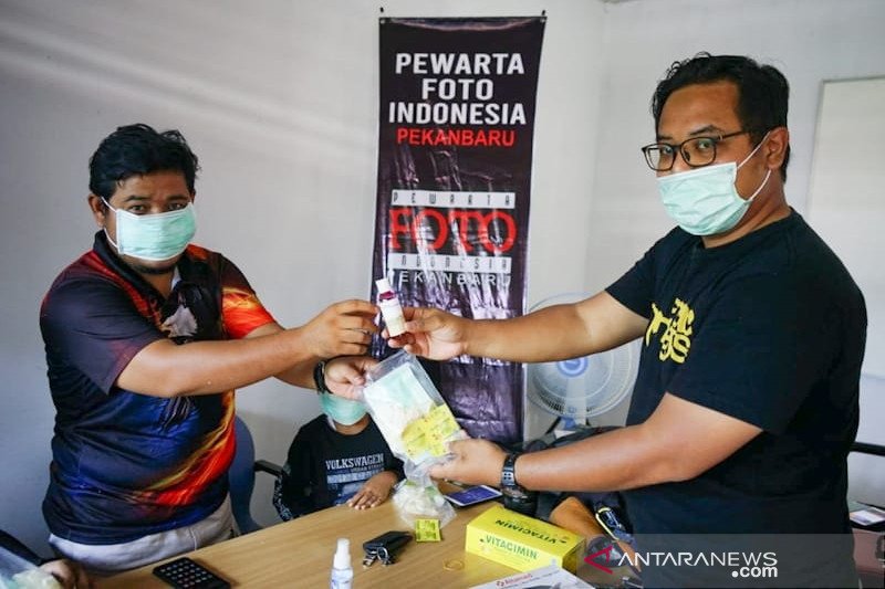 Lindungi pewarta foto Dari Covid-19, PFI Pekanbaru Bagikan Masker dan Hand Sanitizer