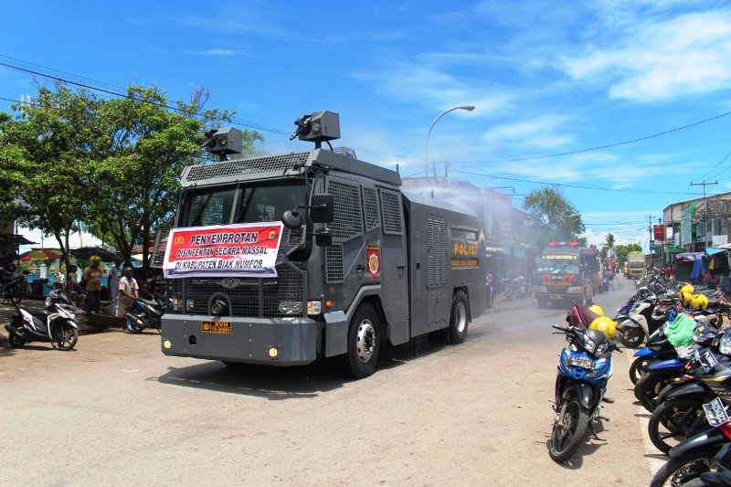 Watercanon Polres Biak Lakukan Penyemprotan Desinfektan Secara Massal