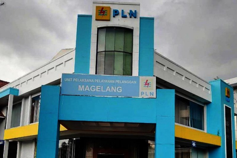 Layaani gangguan, petugas PLN Magelang dilengkapi APD