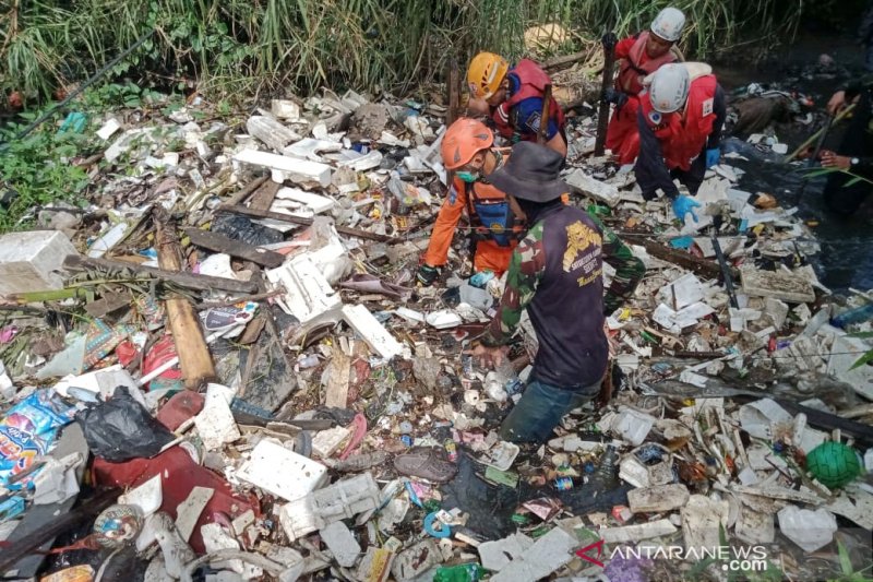 Tim SAR cari anak hanyut di parit di Kota Bandung