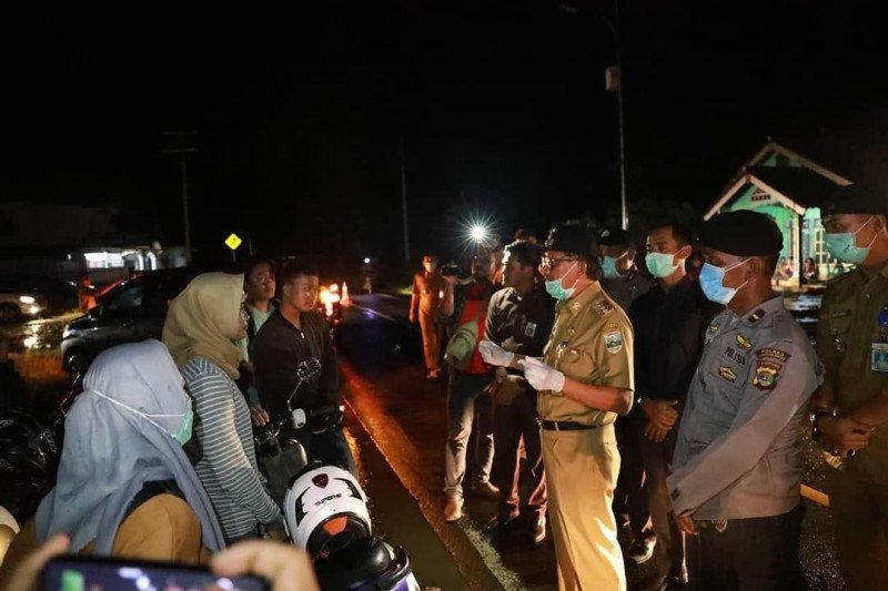 Bupati Pesisir Barat tinjau posko COVID-19 di perbatasan