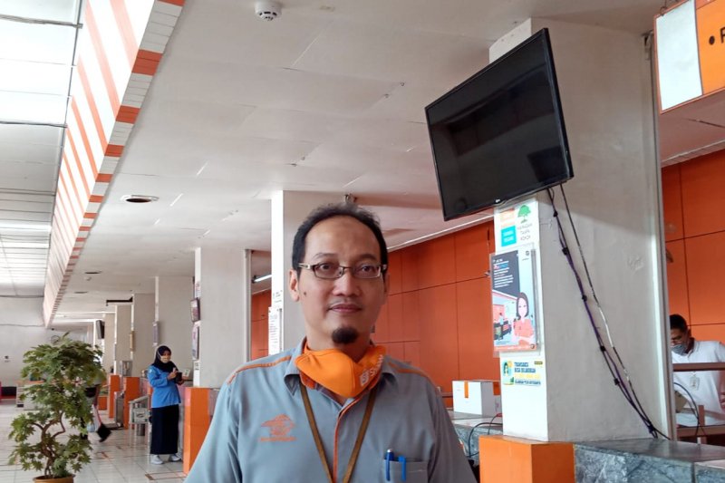 Kantor Pos Padang semprotkan cairan disinfektan cegah penularan COVID-19