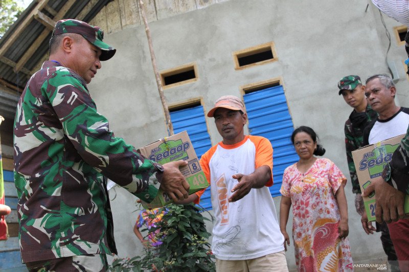 TNI SEMPROT DISINFEKTAN DI JALAN TRANS SULAWESI