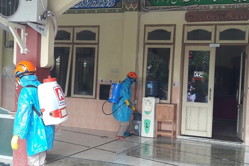 Alfamidi semprot disinfektan fasilitas publik di Yogyakarta cegah COVID-19