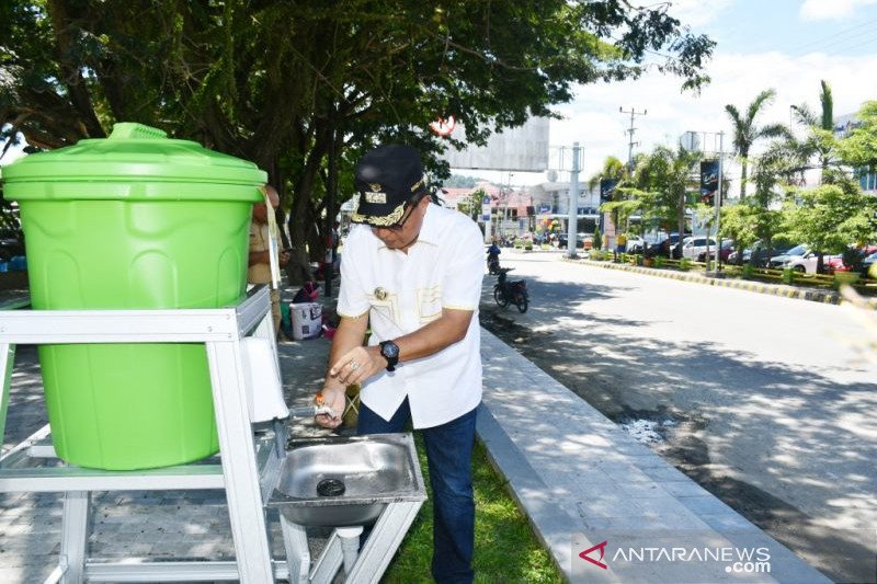 Pemkab Poso sediakan tempat cuci tangan