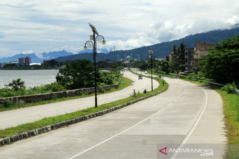 Ruas jalan di Mamuju tampak sepi