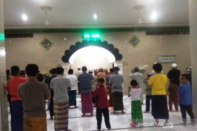 Menjaga Jarak Shalat Berjamaah Social Distancing Di Papua