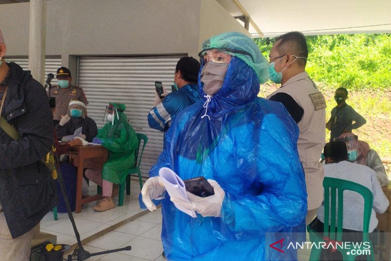 APD terbatas petugas kesehatan di Cianjur terpaksa gunakan jas hujan