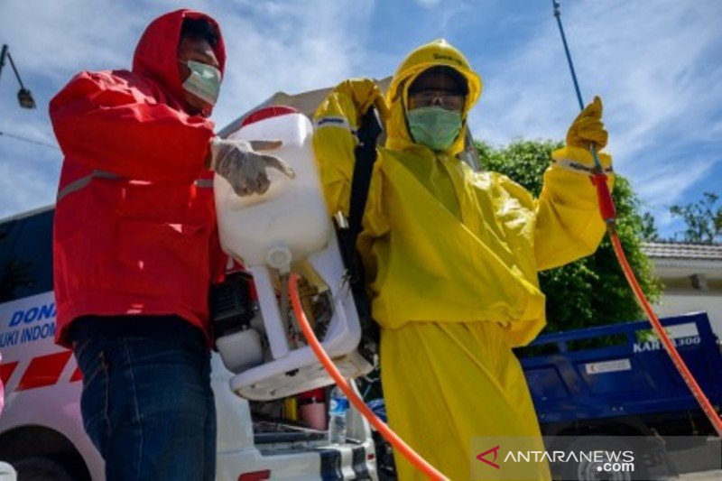 Penyemprotan disinfektan di kantor DPRD Kota Palu