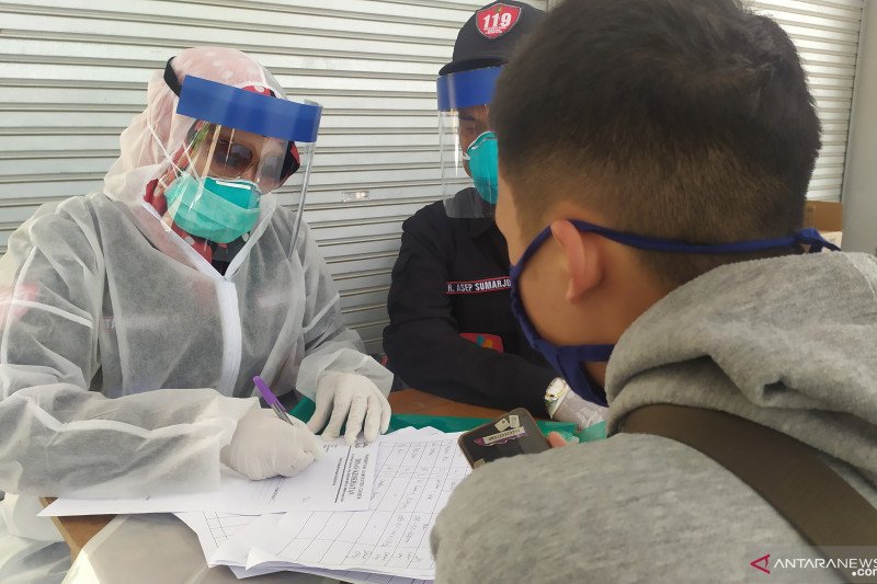 Petugas periksa kesehatan santri Ponpes Lirboyo setibanya di Cianjur