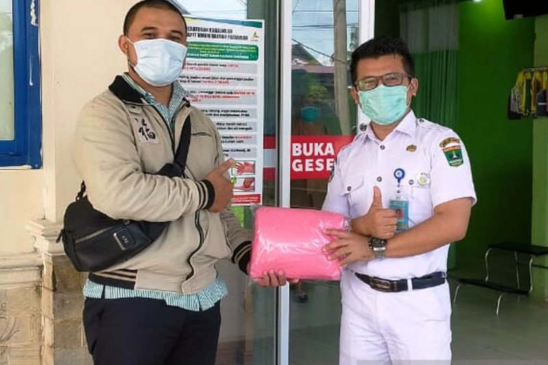 Piaman artists and PKK in Padang Pariaman fight COVID-19, make PPE to help Regional Public Hospital