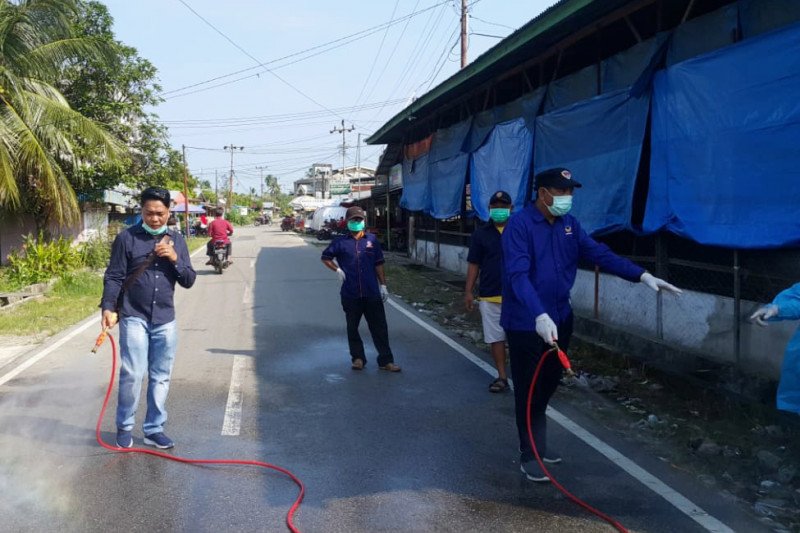 Nasdem Inhil semprotkan 500 liter disinfektan