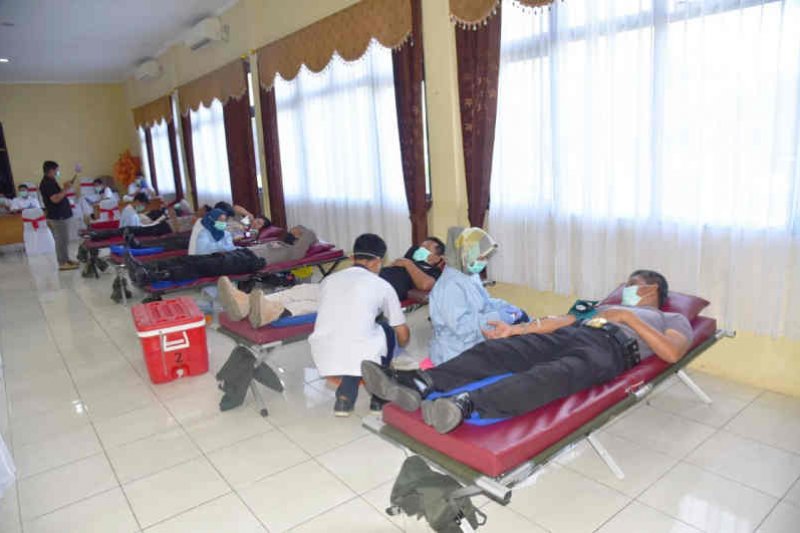 Amankan stok darah PMI, ratusan anggota Polresta Cirebon donor darah