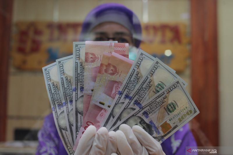 Kurs Rupiah melemah seiring kembali meningkatnya kasus COVID-19